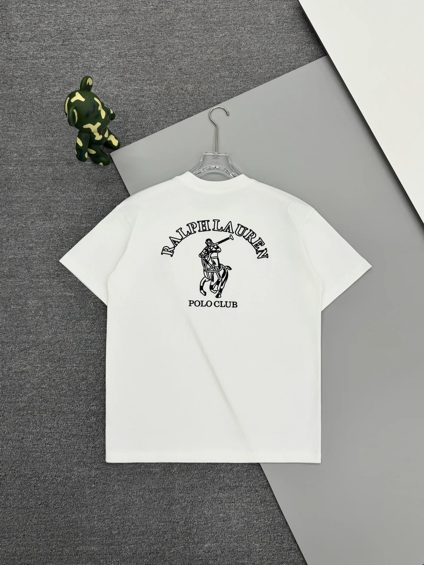 P160 [High Quality]Ralph Lauren*Ralph Lauren embroidery micro-label simple‼ ️Short-sleeved T-shirt 💗Ralph Lauren classic short-sleeved T-shirt, custom-made 280g pure cotton fabric, soft and breathable, classic horseback golf🏌️ embroidery on the chest, logo + logo embroidery on the back, simple and recognizable. Round neck design, neat tailoring, customized 280g pure cotton fabric, soft and smooth to the touch, great breathability, super comfortable to wear in summer! The same loose version for men and women, OK to wear alone or layered, versatile ~ 𝐂𝐎𝐋𝐎𝐔𝐑: black white 𝐒𝐈𝐙𝐄: S-xL Size chart: S: Shoulder width 51 - Bust 55 - Clothing length 70 M: Shoulder width 53 - Bust 57 - Clothing length 72 L: Shoulder width 55 - Bust 59 - Clothing length 74 XL: Shoulder width 57 - Bust 61 - Clothing length 76